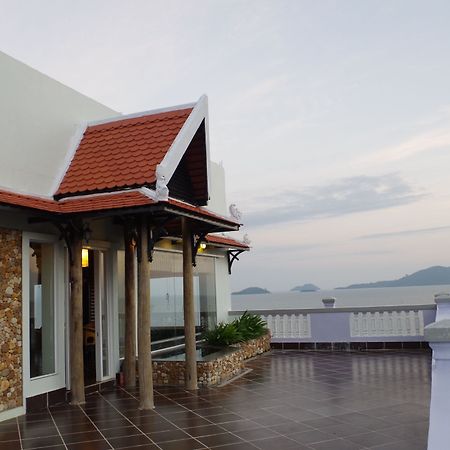 Ocean Breeze Hotel And Sky Bar Kep Exterior photo