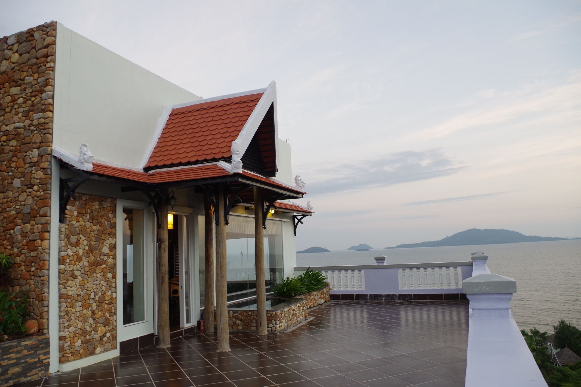 Ocean Breeze Hotel And Sky Bar Kep Exterior photo