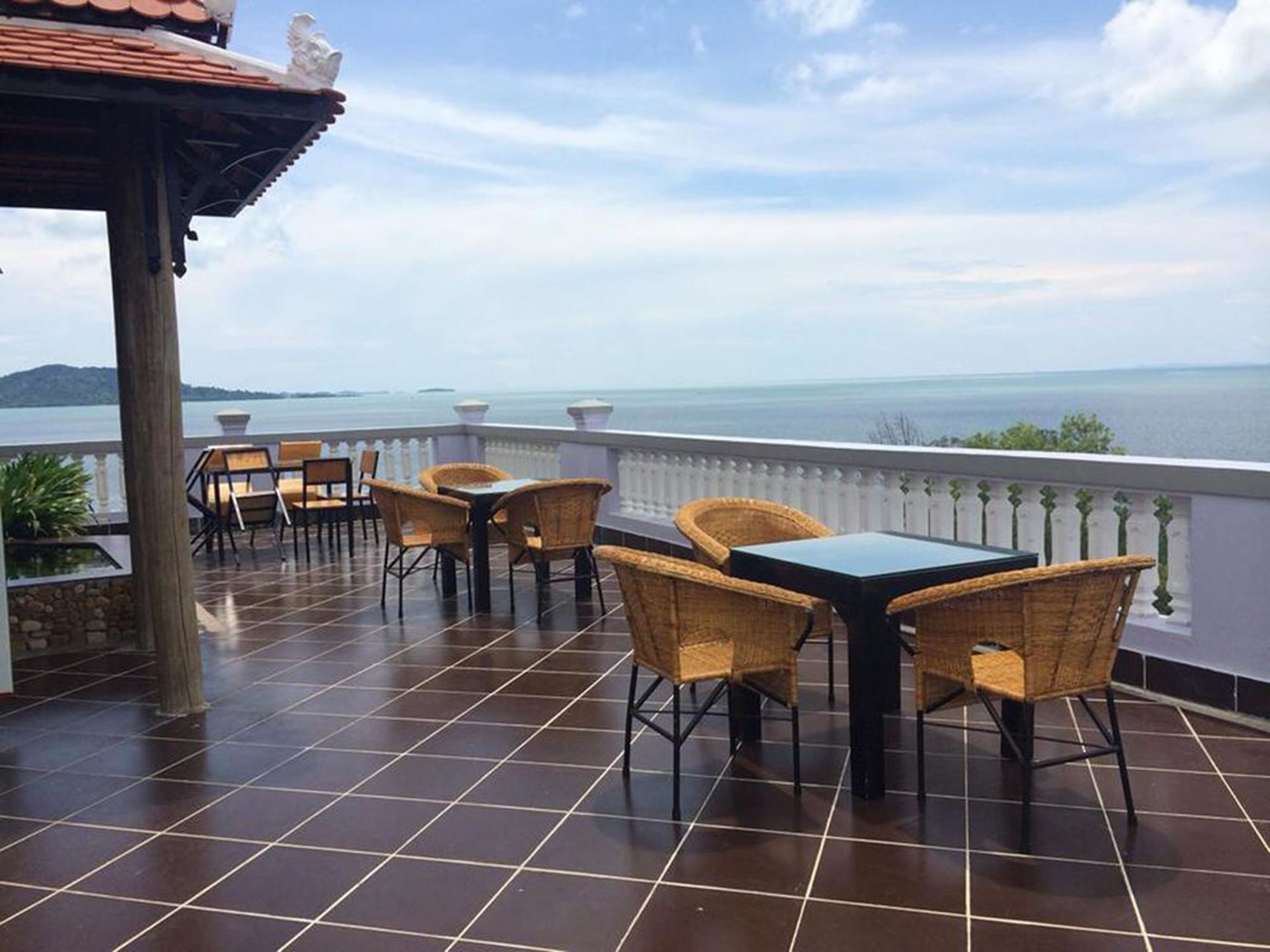 Ocean Breeze Hotel And Sky Bar Kep Exterior photo